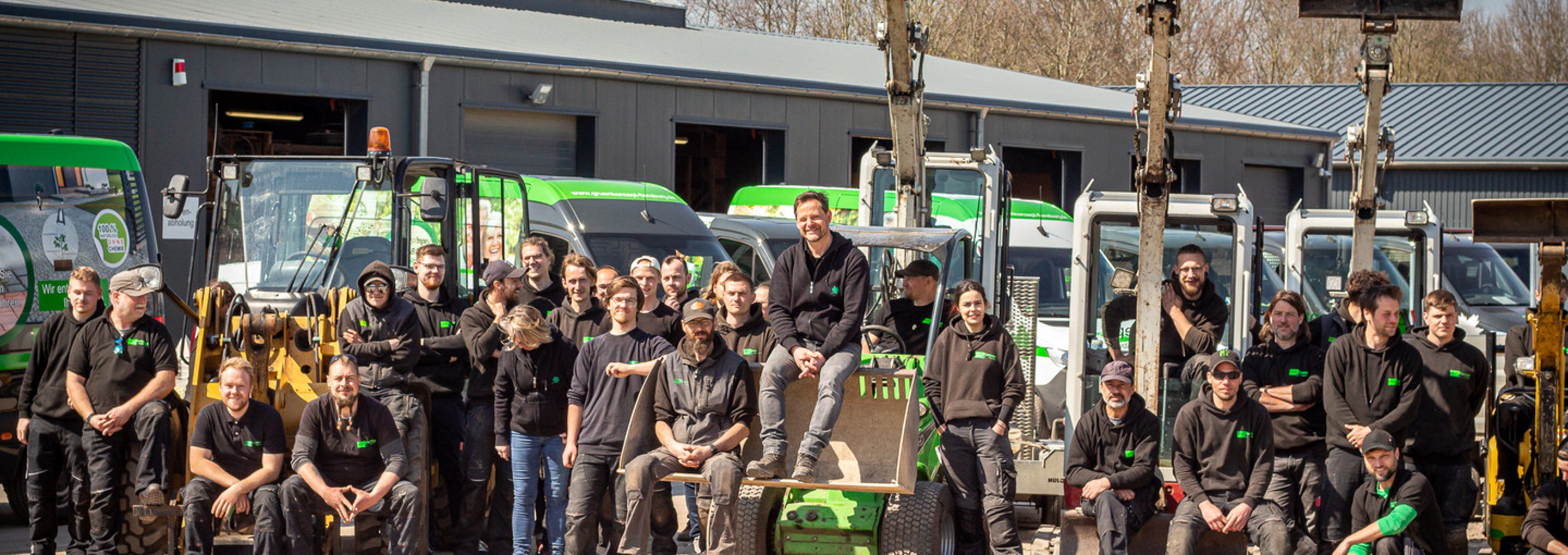 Das Team von GrünKonzept Flensburg vor dem Betriebsgelände