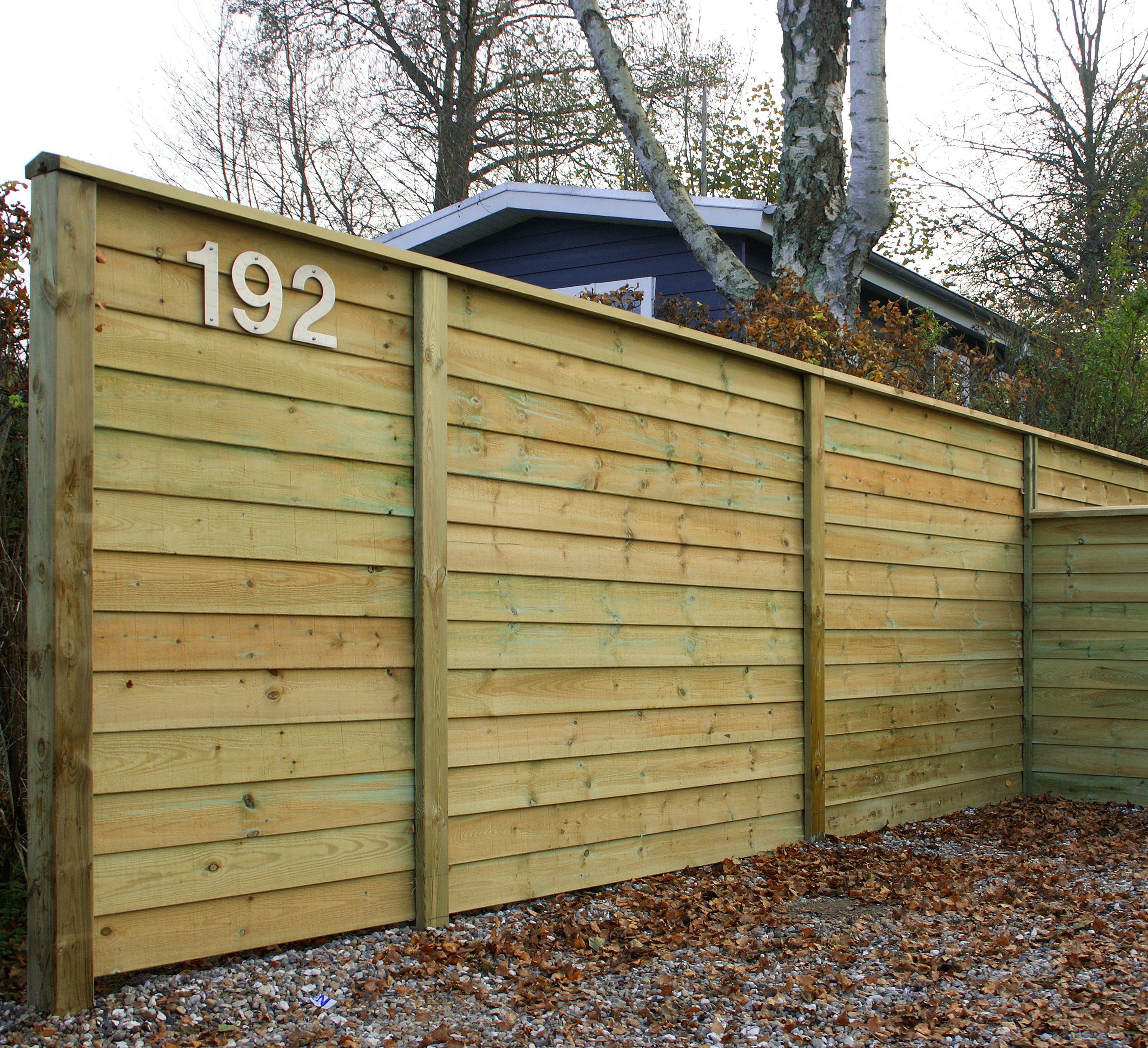 Nordic Fence mit Hausnummer