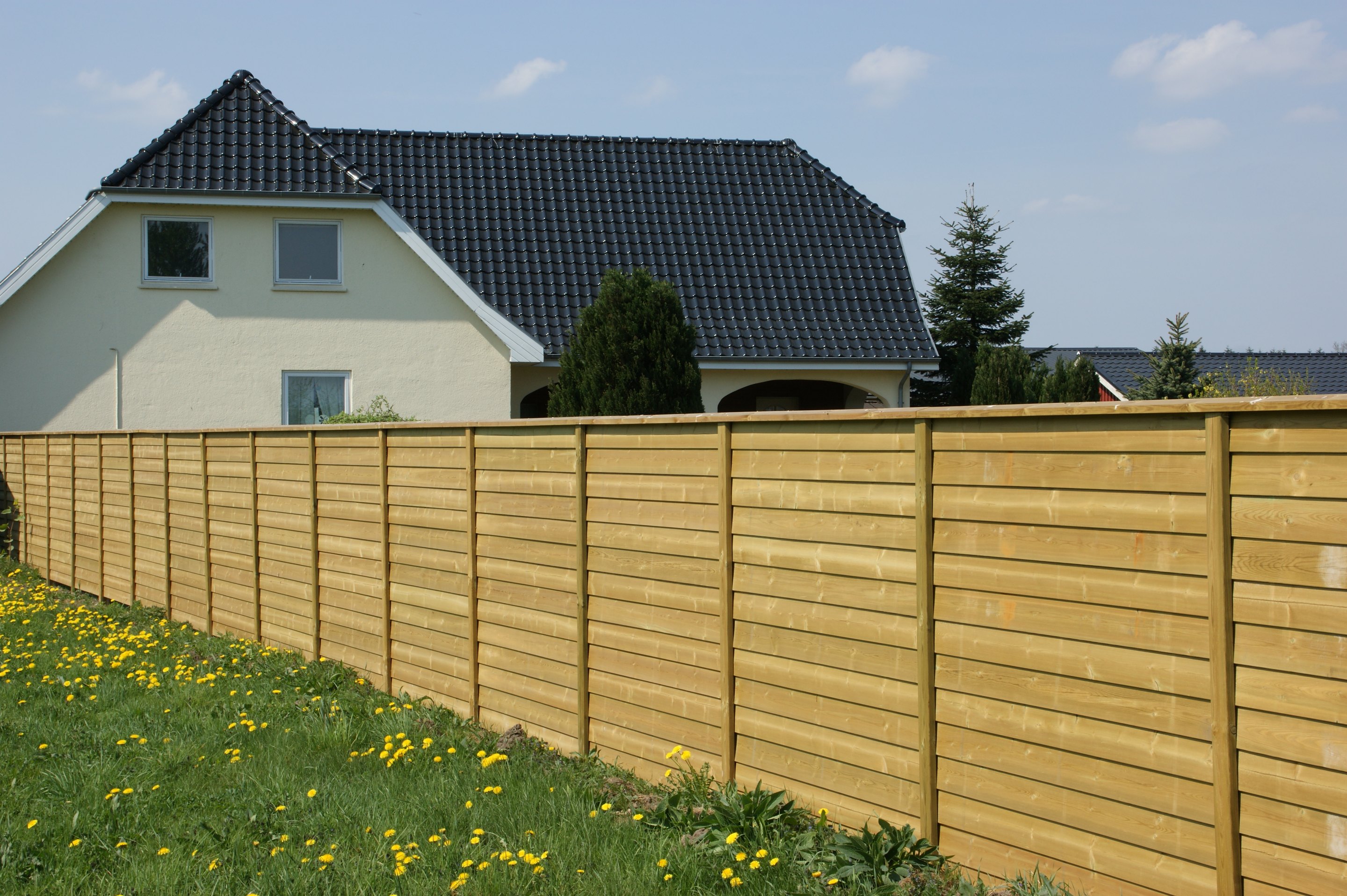 Holzzaun Nordic Fence vor einem Wohnhaus